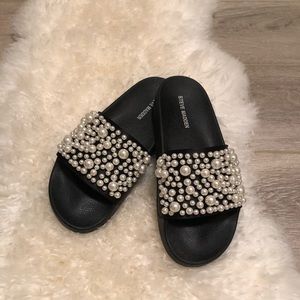 STEVE MADDEN black sandals size 8 pearls